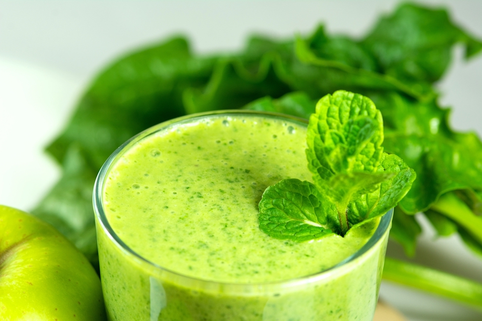 fresh-retreat-juice Fresh green juice served during a yoga detox retreat